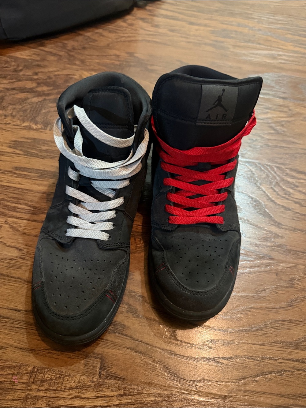 Jordan 1 Mid SE
Craft Dark Smoke Red